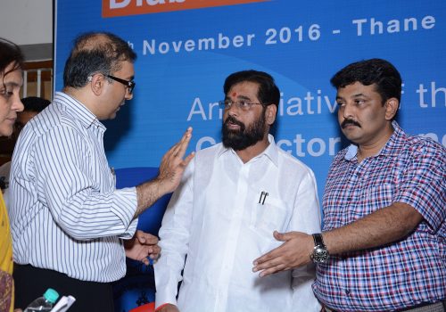 Shri Eknath Shinde, Minister of Public Works, Govt. of Maharashtra with Dr. Nishant Kumar during the Eyebetes @ Thane 2016
